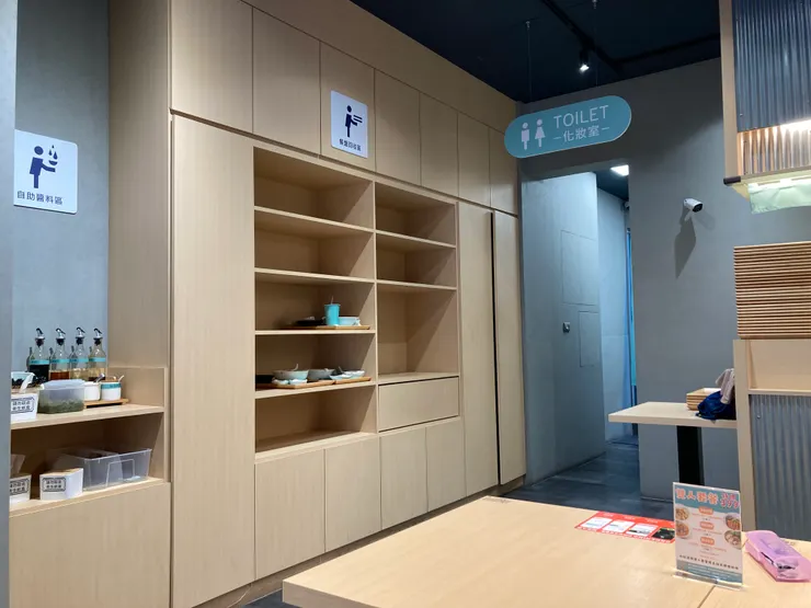 用餐完需自助放到回收區，旁邊可自取免費小菜跟醬料