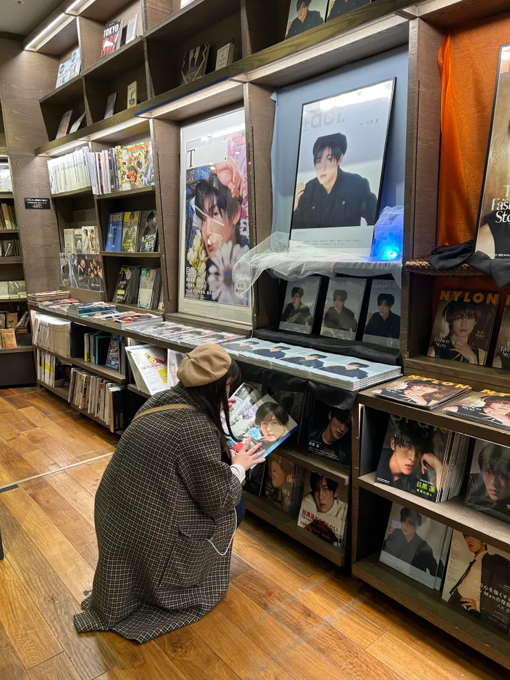 一心被帥氣的臉迷住的我