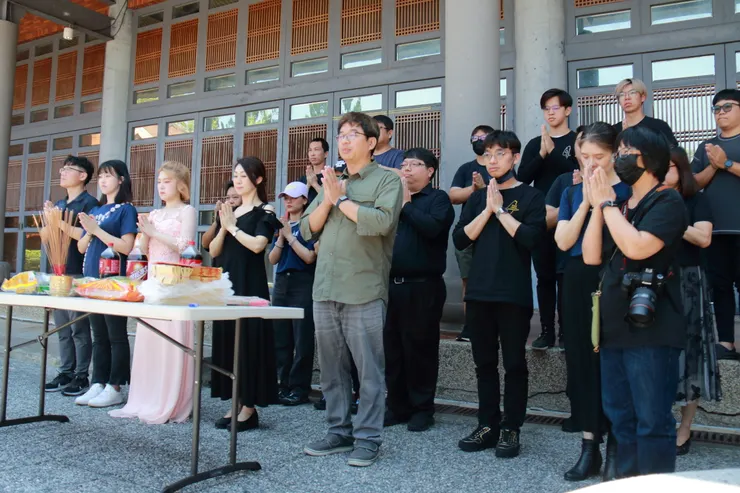 綵排前,團拜祈求音樂會順利成功
