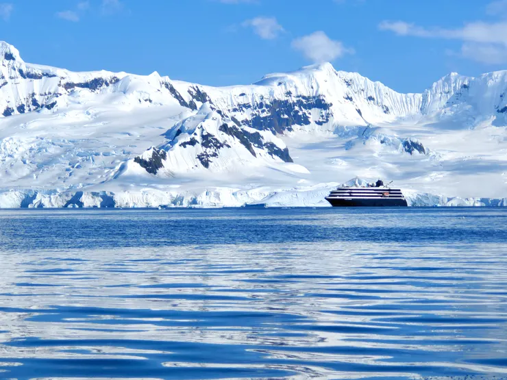 探險船停泊於峽灣。南極。