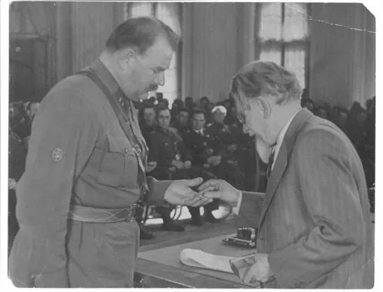 亚历山大·艾格纳塔什维利（左）从米哈伊尔·加里宁手中接过奖章