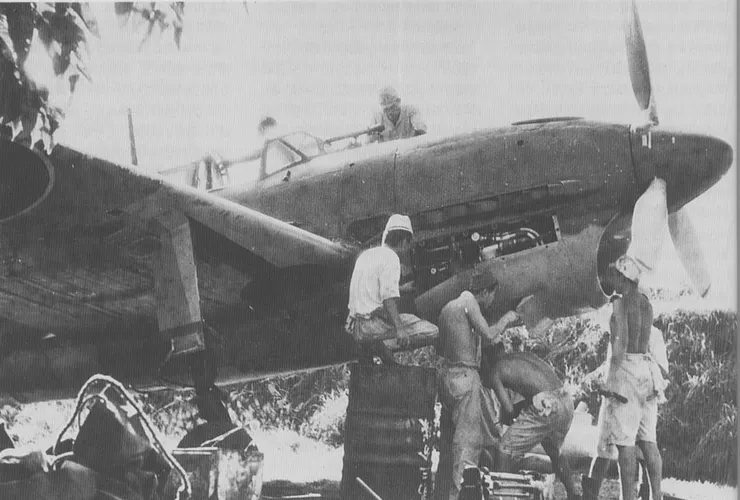 地勤人員正在對彗星轟炸機進行維修