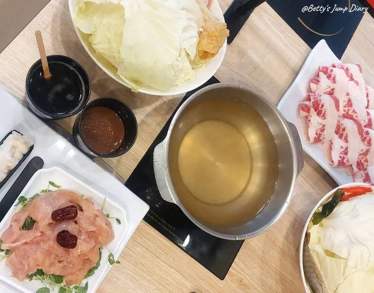 ▲「八方悅」精緻鍋物，自助吧吃到飽！鶯歌老街/圖片來源：Betty's Jump Diary