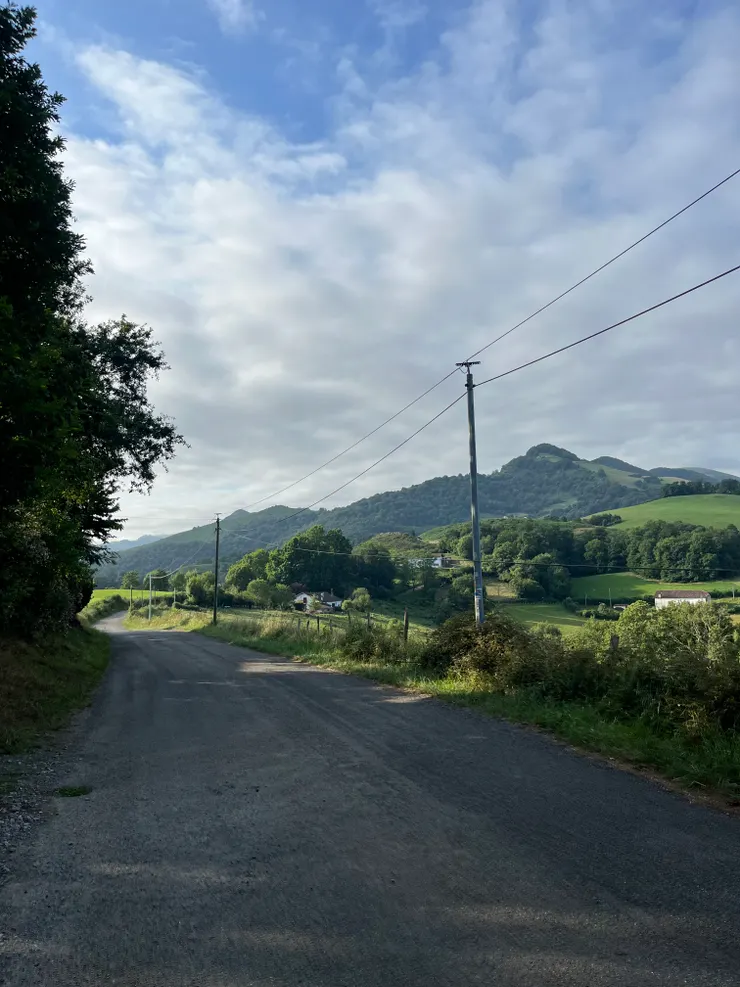 逐漸遠離村子，開始爬山啦