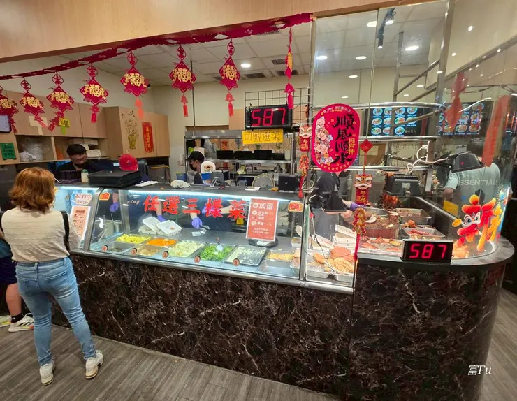 取餐叫號機,店員動作熟練,就算人潮眾多,出餐依舊迅速。