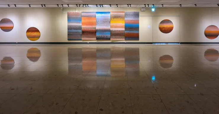積吶虹光,〈青天白日滿地「虹」星球〉,壓克力顏料、宣紙。 作品呈現出一種深邃而又充滿活力的宇宙情境,透過色彩的層疊與交錯,觀者彷彿置身於一場星際之旅,感受到宇宙的廣闊與神秘。