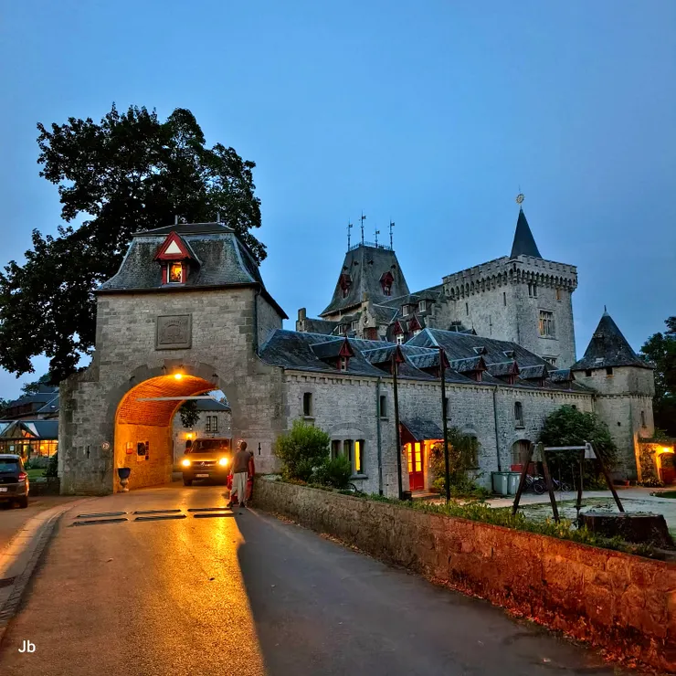 【城堡側邊有座小城門，車輛出入都經由這裡。】