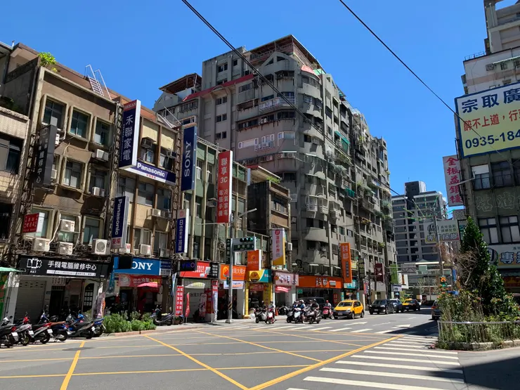 其實今天風蠻大的，棒球帽一直快被吹翻…