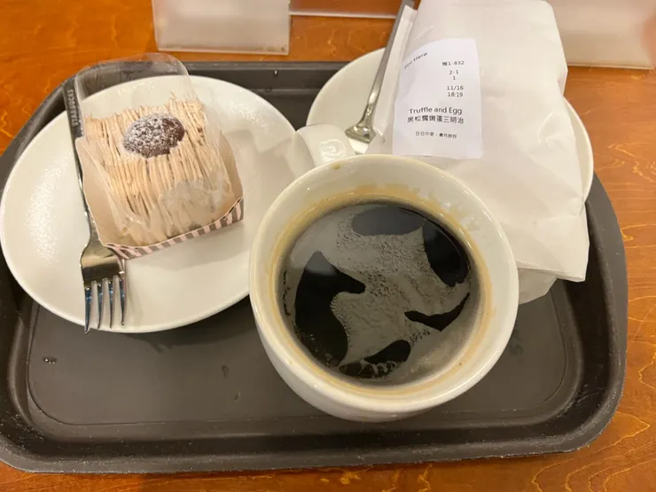 甜點是新品,萊姆葡萄栗子蒙布朗。飲料黑咖啡。