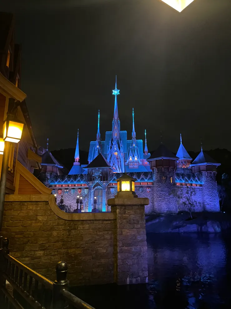 夜晚冰雪世界的城堡。