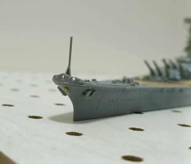 艦首，有菊花紋章和主錨