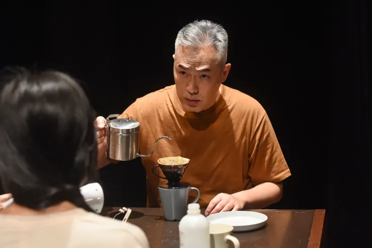 父親與母親多次同坐一張桌子，卻總是各做各的事，維持各自的生活習慣，沒有交集。（圖片來源：https://www.npac-ntt.org/program/events/c-PA8KLIWC126）