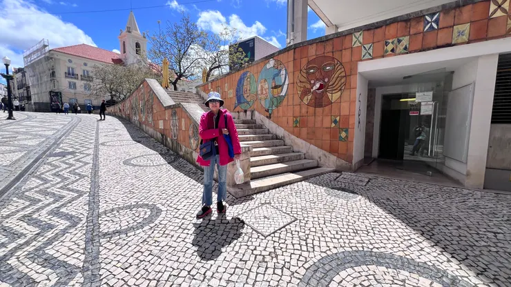 用彩色瓷磚製作的大型壁畫, 黑白磁磚拼圖讓人行道吸睛。