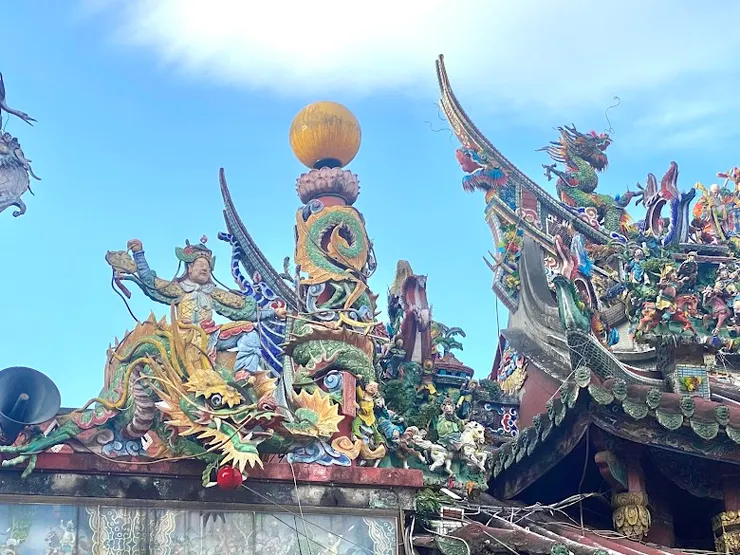 屋脊上精緻剪黏工藝(圖片截圖於網路)