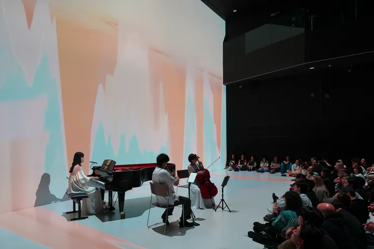 Cicada團員們分享，由於影像是即時生成，每一次彩排時都會因為收音或演奏方式不同，而產生出預期之外的影像變化，過程中與叁式共同實驗與討論，是非常有趣的經驗。 （圖／叁式Ultra Combos　提供）