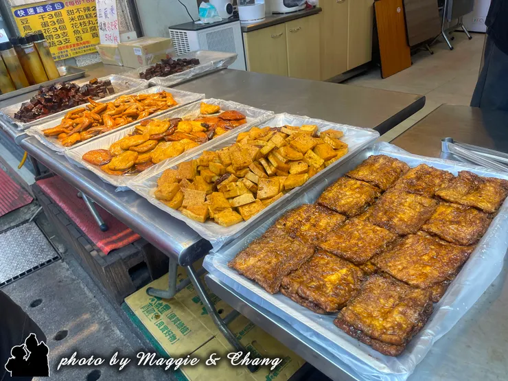 「護理長的店 蜂蜜滷味」是乾滷味，特色是佐以蜂蜜下去滷製的，所以吃起來帶有一份獨特的甜味，吃起來也特別硬Q