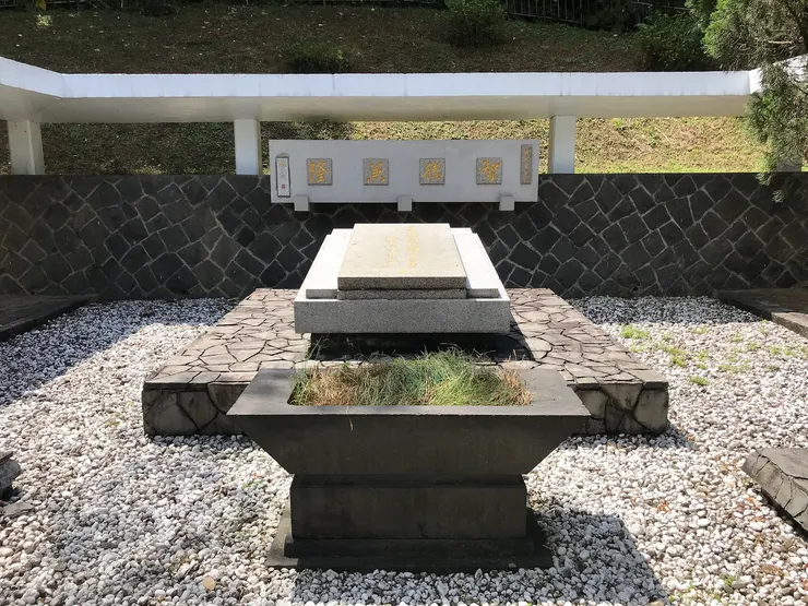 胡適之墓，白色鵝卵石代表無成見的多元、理性思維