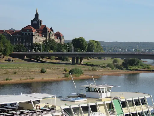 卡羅拉橋橫跨易北河,右是城堡式紅瓦屋(目前橋已中斷)