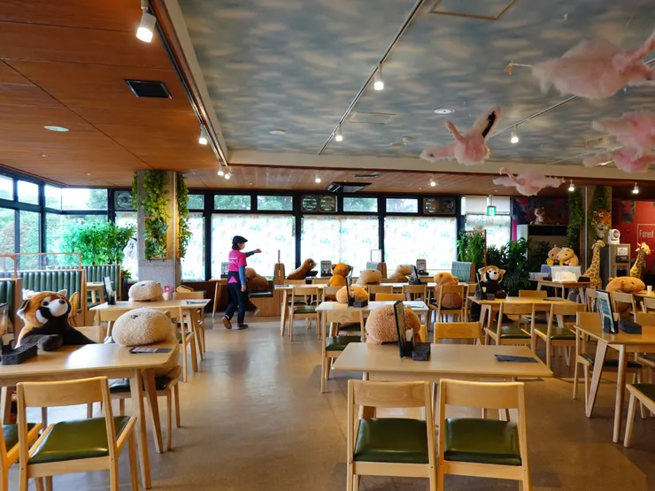 讓人以為誤入動物森友會的園區內餐廳。