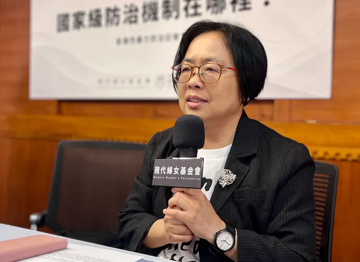 中正大學法律學系教授盧映潔提出，針對場所管理者利用管理權限進行大規模偷拍犯罪，應增訂刑法加重罪責並列為非告訴乃論，以符合系統性案件之公益。
