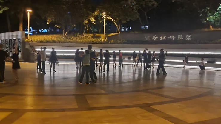 〔館美館〕靠英才路測面廣場(李建崑攝影 )