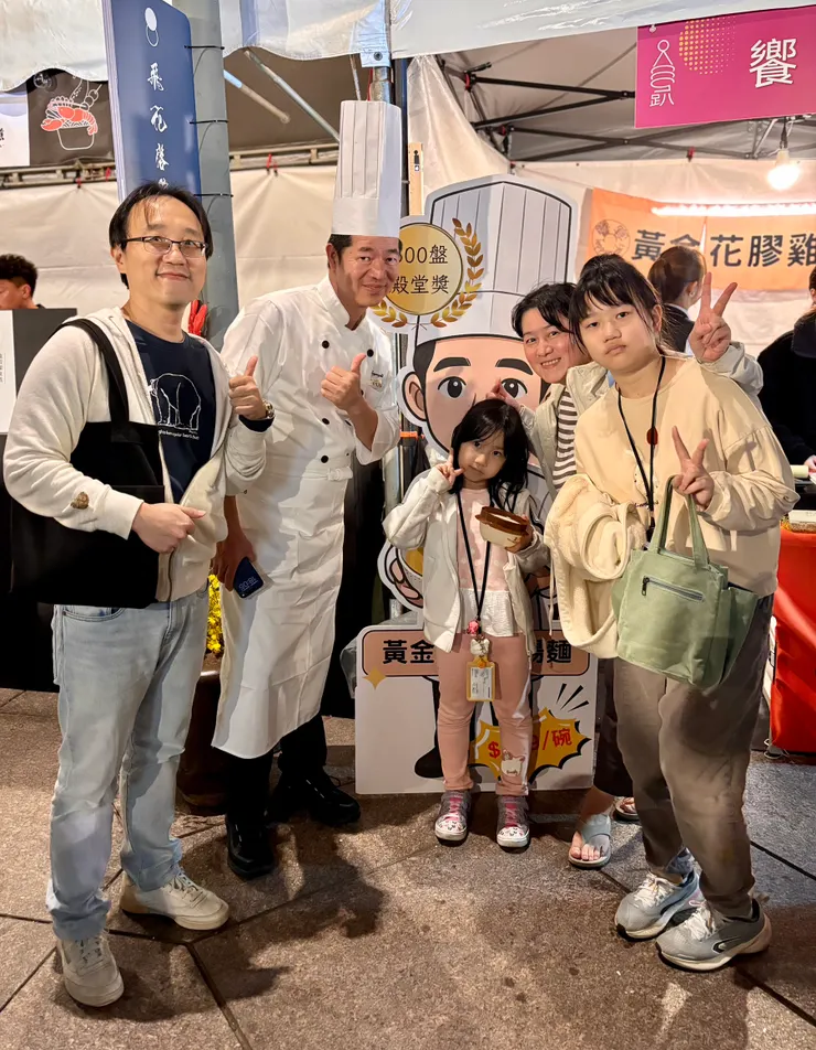 我們吃貨一家人帶陳耀訓麵包給阿勇師,他則太大方地招待我們四碗花膠雞湯