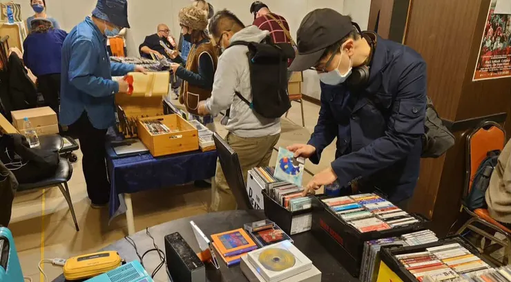 爛攤子音樂市集有許多樂迷在挖寶。（照片提供／爛調唱片）