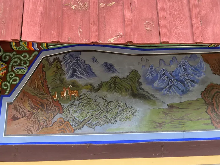 屋簷上的壁畫裡也有鹿