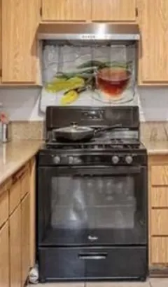 在瓦斯爐台左下方有個小洞,正是讓我們差點失去胖橘的地方。