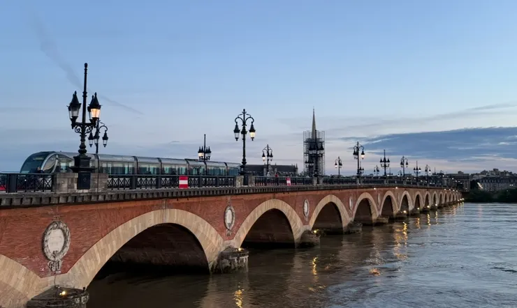 終於亮燈了,但是只亮了一半