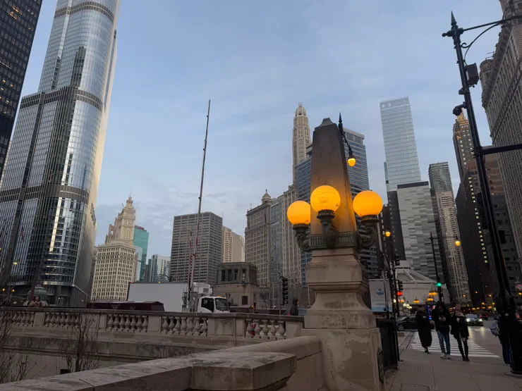 在街道上漫步感受整座城市，可以看見不同風格的建築交織一起