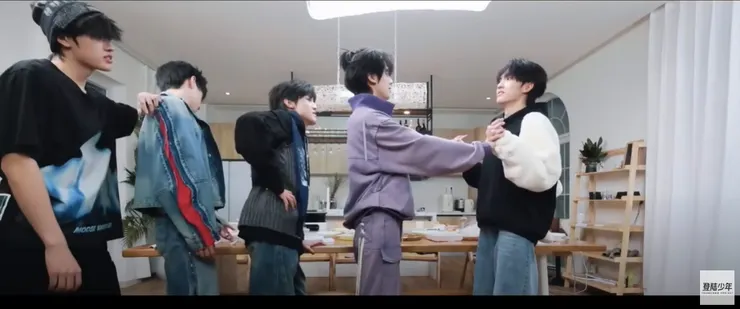 排隊對看十秒,哈哈哈哈,左航感覺快碎了XDDDD