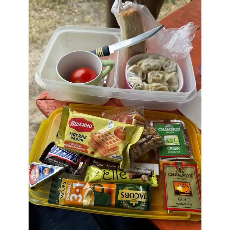 豐盛的午餐餐盒，右上方是中亞小餃子