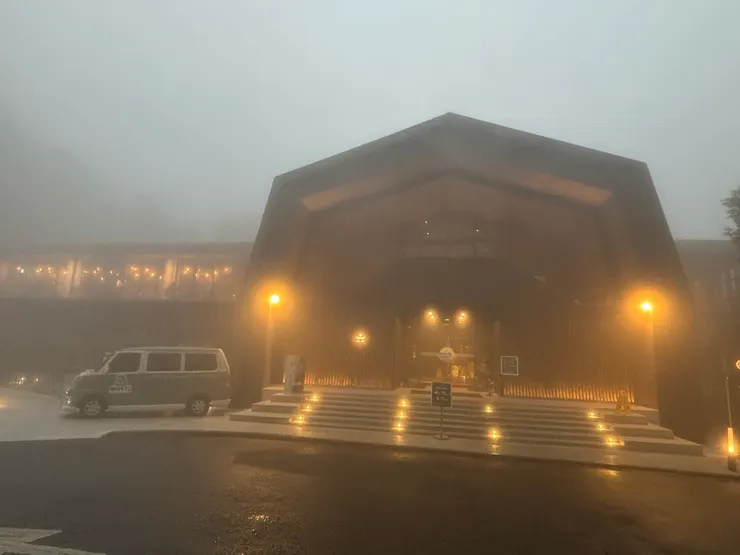 雲杉樓晚間雲霧環繞