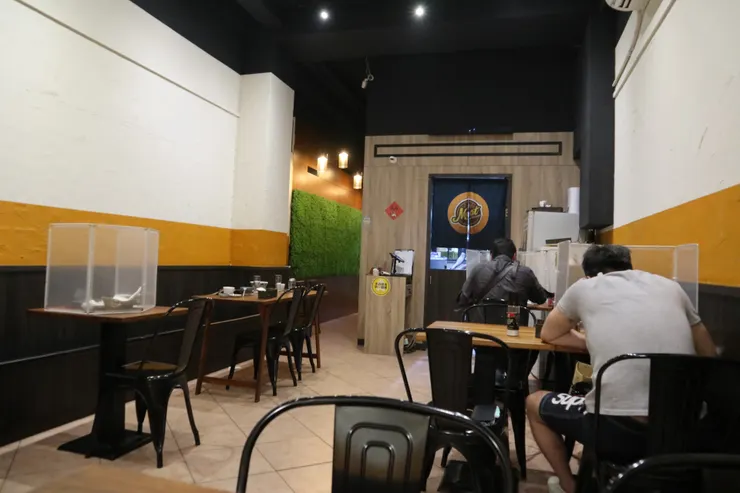 比起廚房旁的通道,內用區的佈置十分簡潔