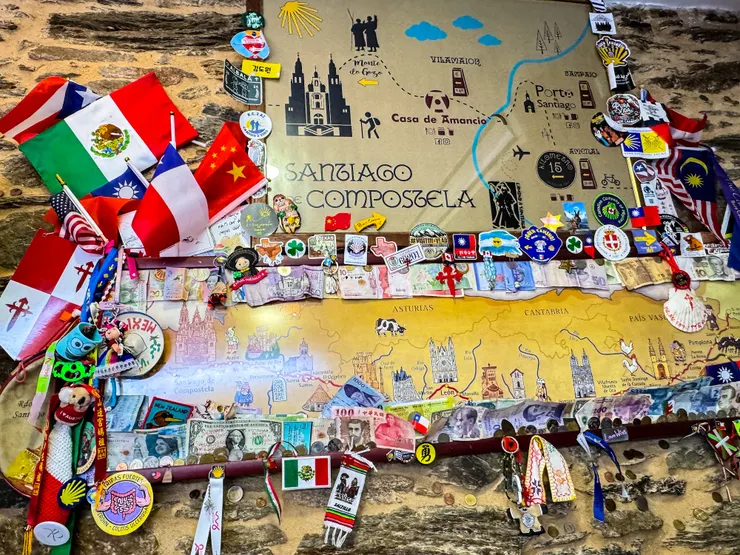 在O amenal的咖啡廳牆上來自各國朝聖者留下的紙鈔和國旗，來自台灣的山邊宮媽祖也在上面！好有趣！🤭