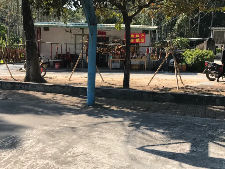 隔壁曬的臘肉。我走近拍照時村民以為我要買。