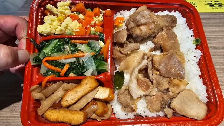 這是桃機二航旺德福快餐的員工餐!一個便當只要90元還有雙主菜相當實惠!