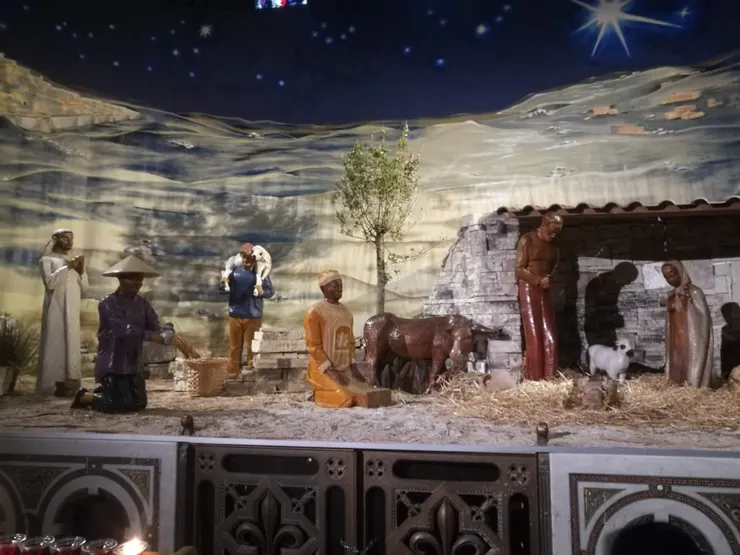 在法國偶然拍攝的耶穌降生佈景;特別的是人物均為黑膚,而不是一般的白皮膚。