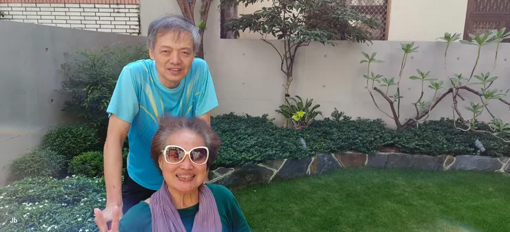 庭院幽蘭盛開兩朵迎接老媽歸來