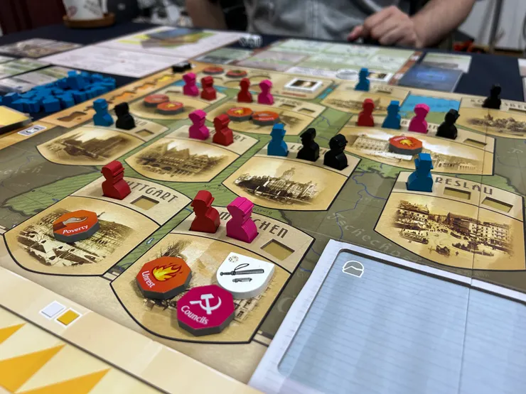 人民議會（Council）是共產黨的政府，也是獲勝條件之一。