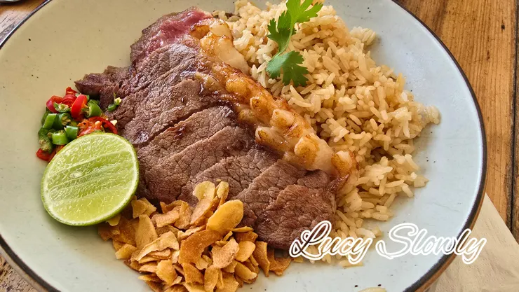 烤牛排佐泰式炒飯