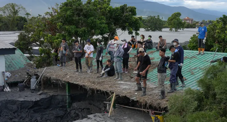 因怪手在施工而等待的鏟子超人