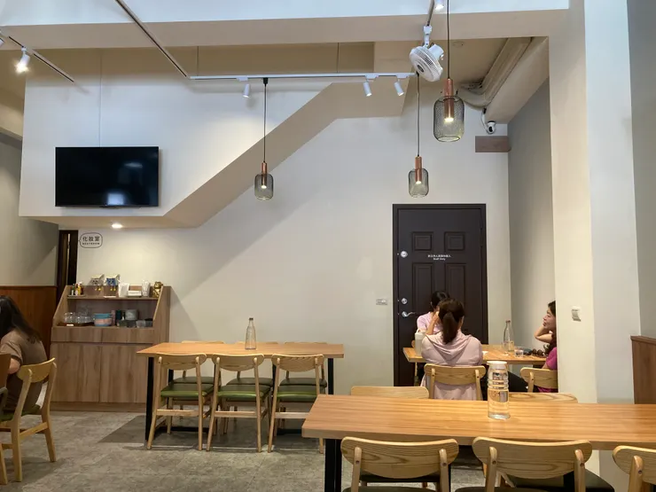 可以自取餐具跟水