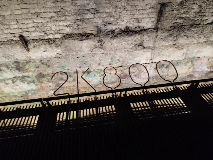 每一百公尺,就有路程記錄,隧道約長三公里。