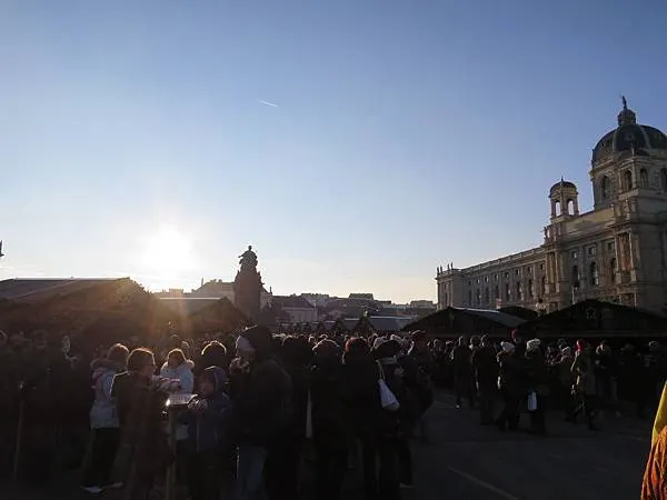 瑪莉亞泰瑞莎廣場的市集雖然沒有拍到夜景,不過這張有一種泰瑞莎女皇在看著他的子民的感覺
