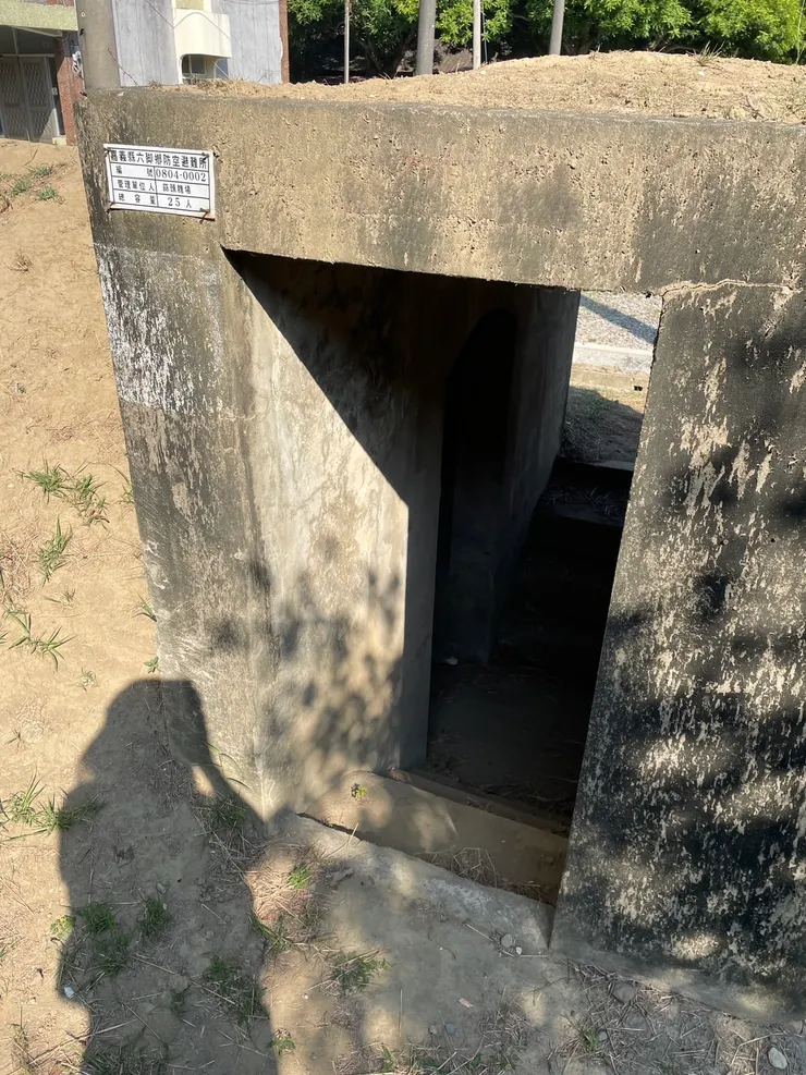 附近有許多防空洞遺跡