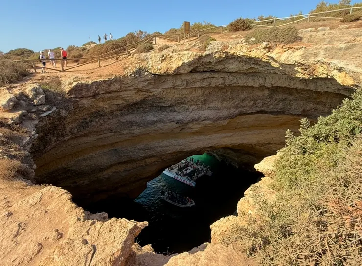 懸崖洞口拉起了繩子，不讓我們太靠近，只能遠遠拍著小船滑進崖洞內的照片