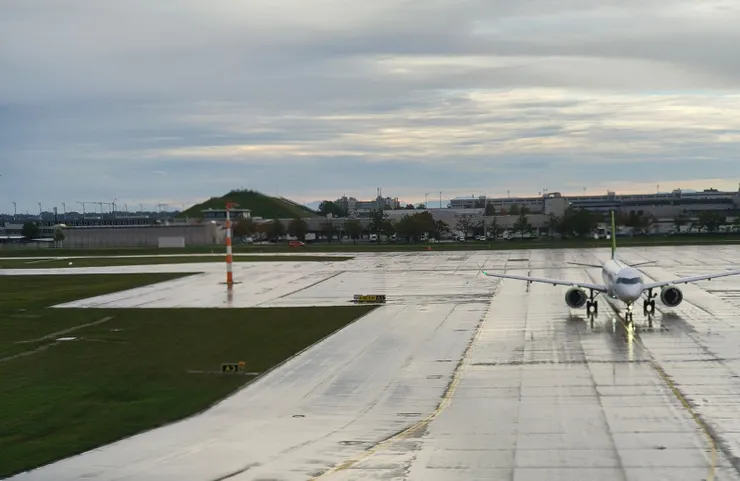 【從慕尼黑轉飛有山陀子的台灣！在慕尼黑機場降落，此時下著小雨。】