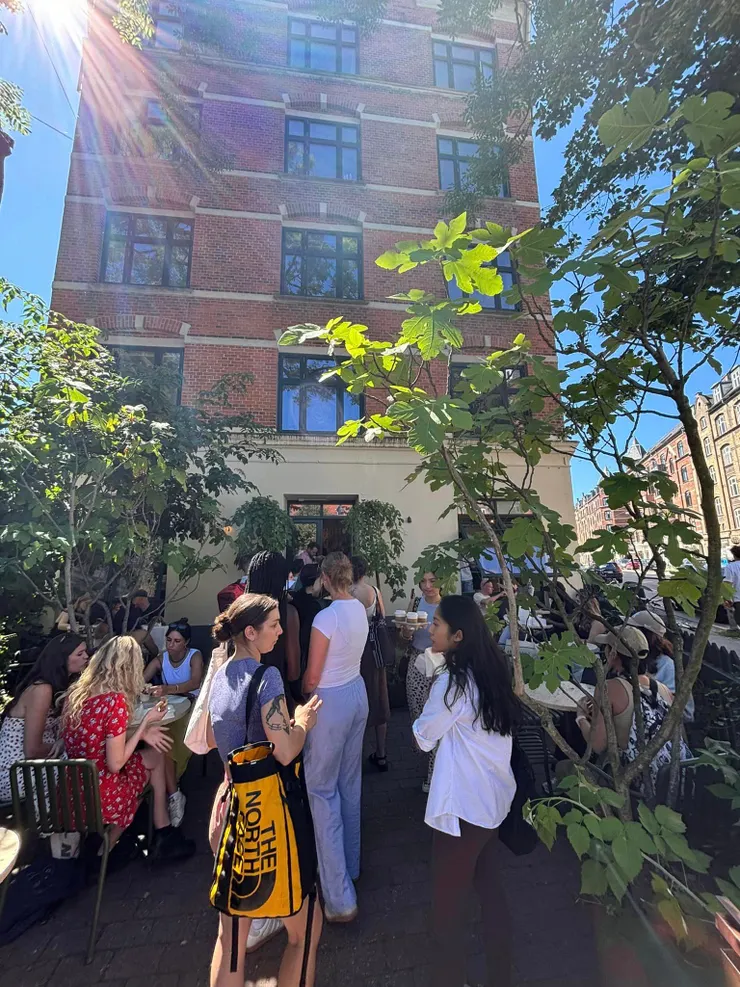 須排 20 分鐘以上，有戶外座位區